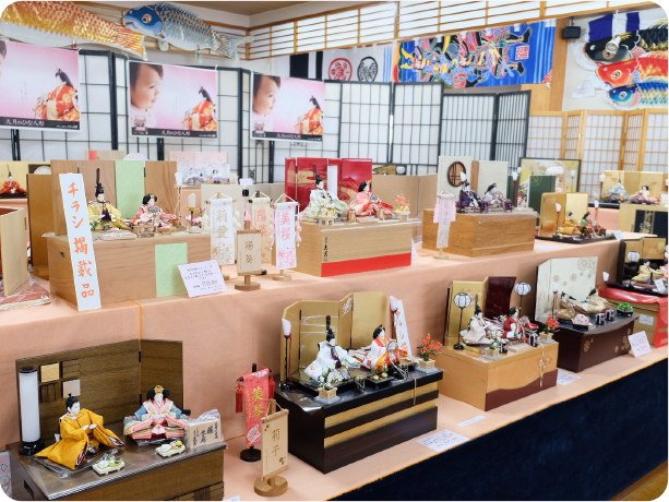 店内の雛人形展示